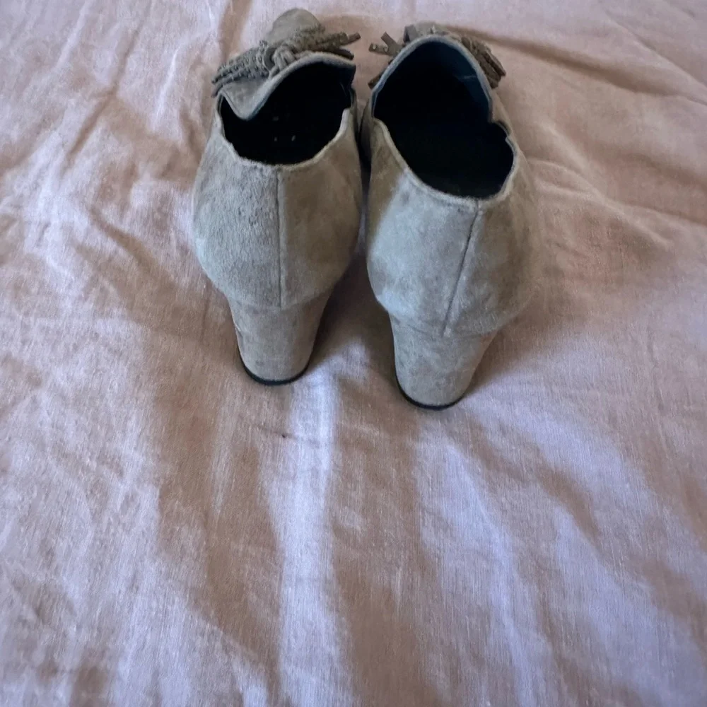 Stuart Weizman Broom Tassel Suede Block-heel Pumps size 5 1/2 M - Picture 3 of 5